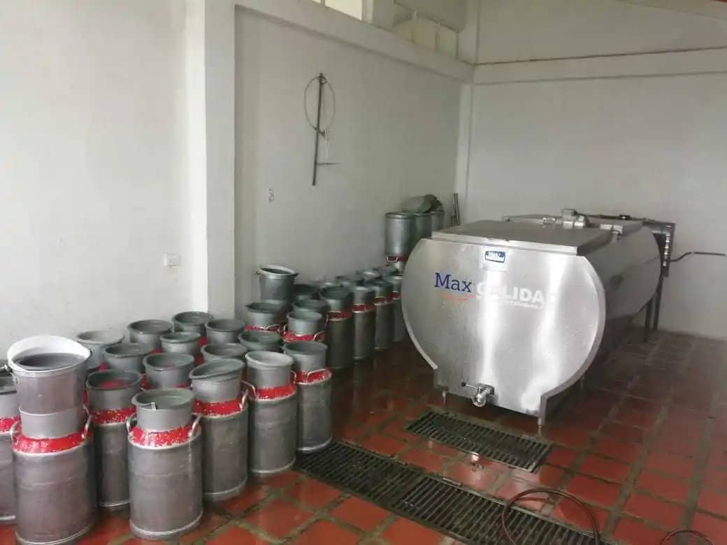 Venta de leche cruda fresca en estado de enfriamiento