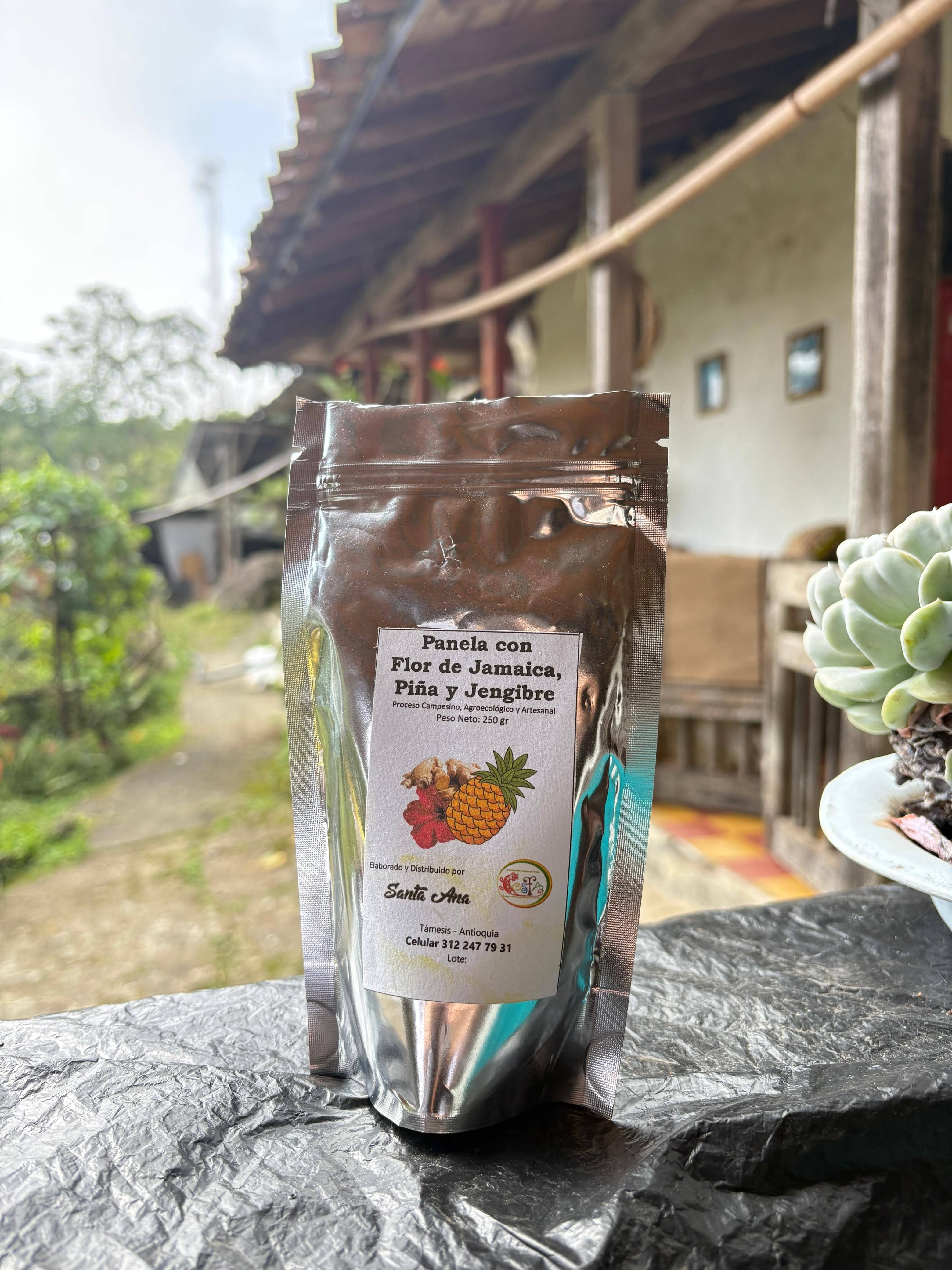 Panela con Flor de Jamaica, Piña y Jengibre