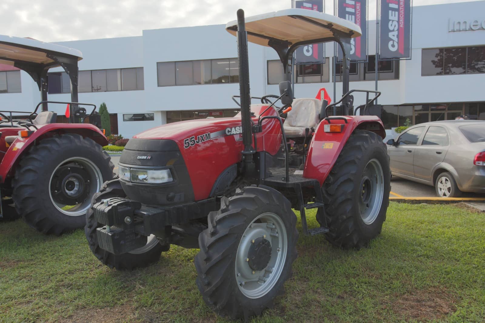 Tractor Farmall 55 JXM Case IH - alto rendimiento en el campo