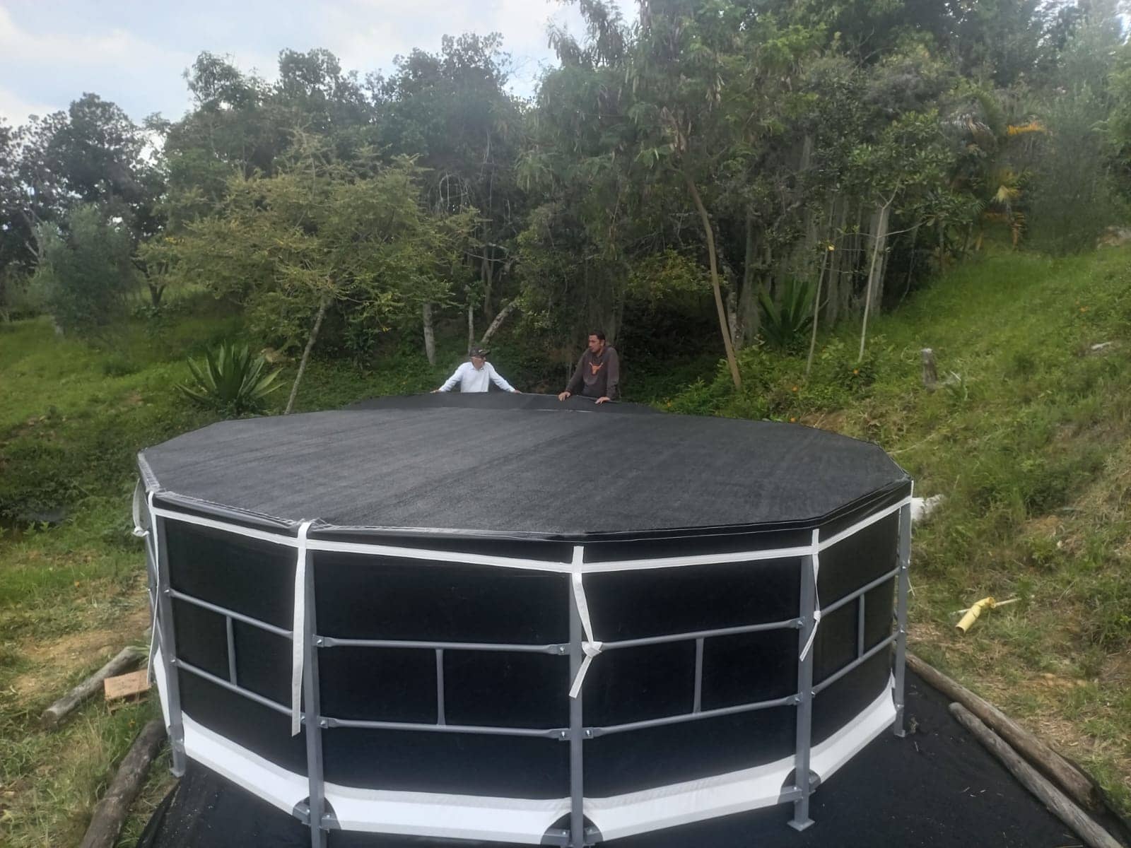Tanque Agroindustrial, Referencia M - 13	Diámetro 4 metros	Capacidad 13.500 litros , Resistente y Durable