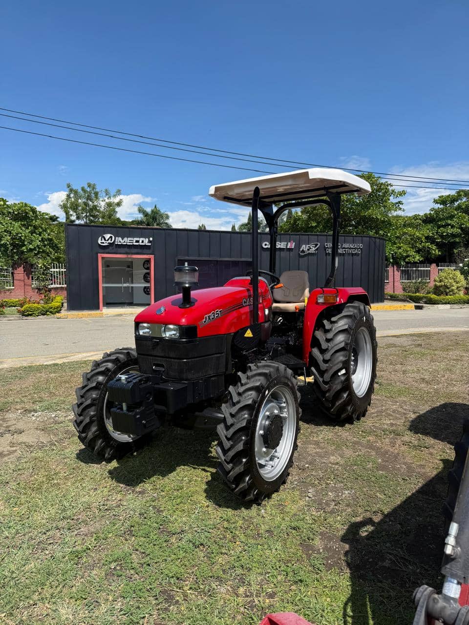Tractor Farmall 35 JXT Case IH — tractor agrícola versátil para finca