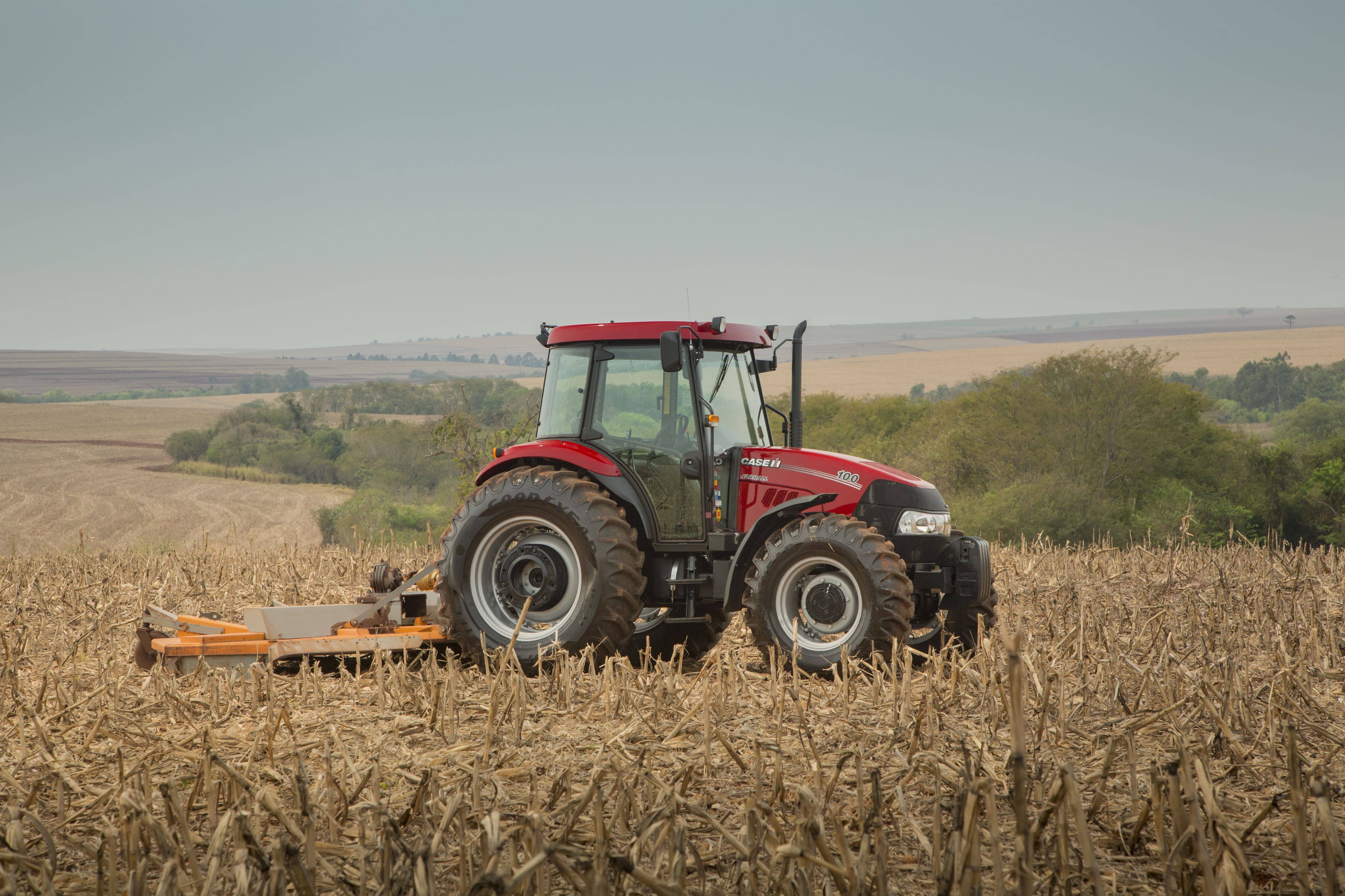 Tractor Farmall 100 CAB CASE IH: Potencia y maniobrabilidad para labores agrícolas