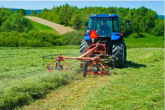 Hilerador/Volteador tipo Carrusel ETA Z-275 | Alta Eficiencia para Manejo de Forraje