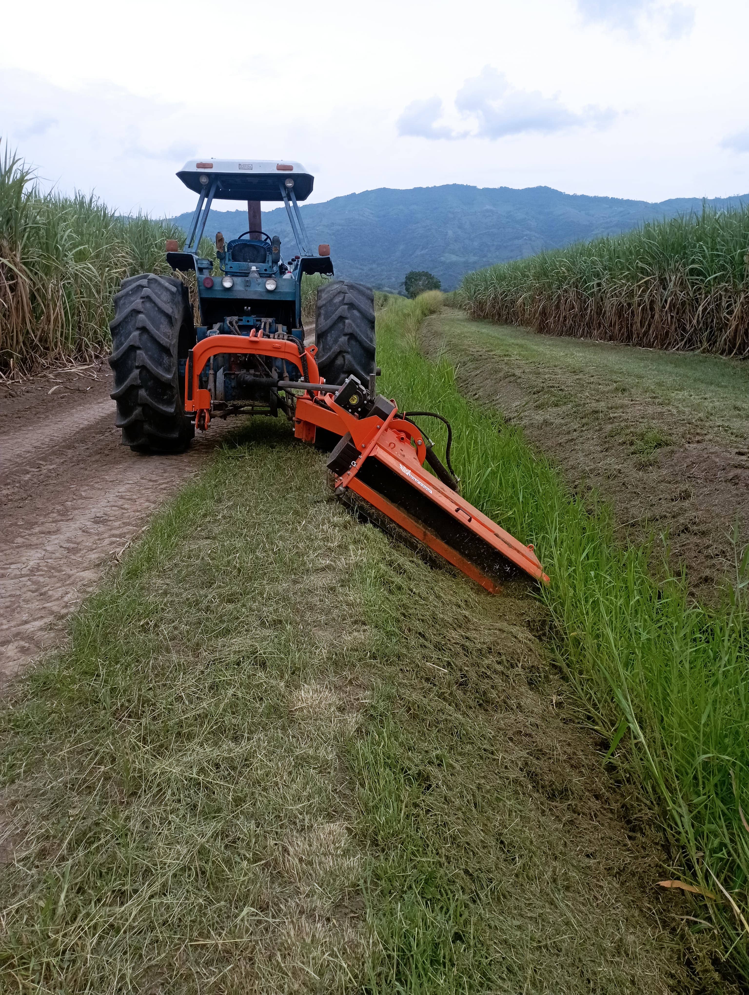 Desbrozadora Trituradora Multifunción 1600mm – Potente y eficaz para residuos