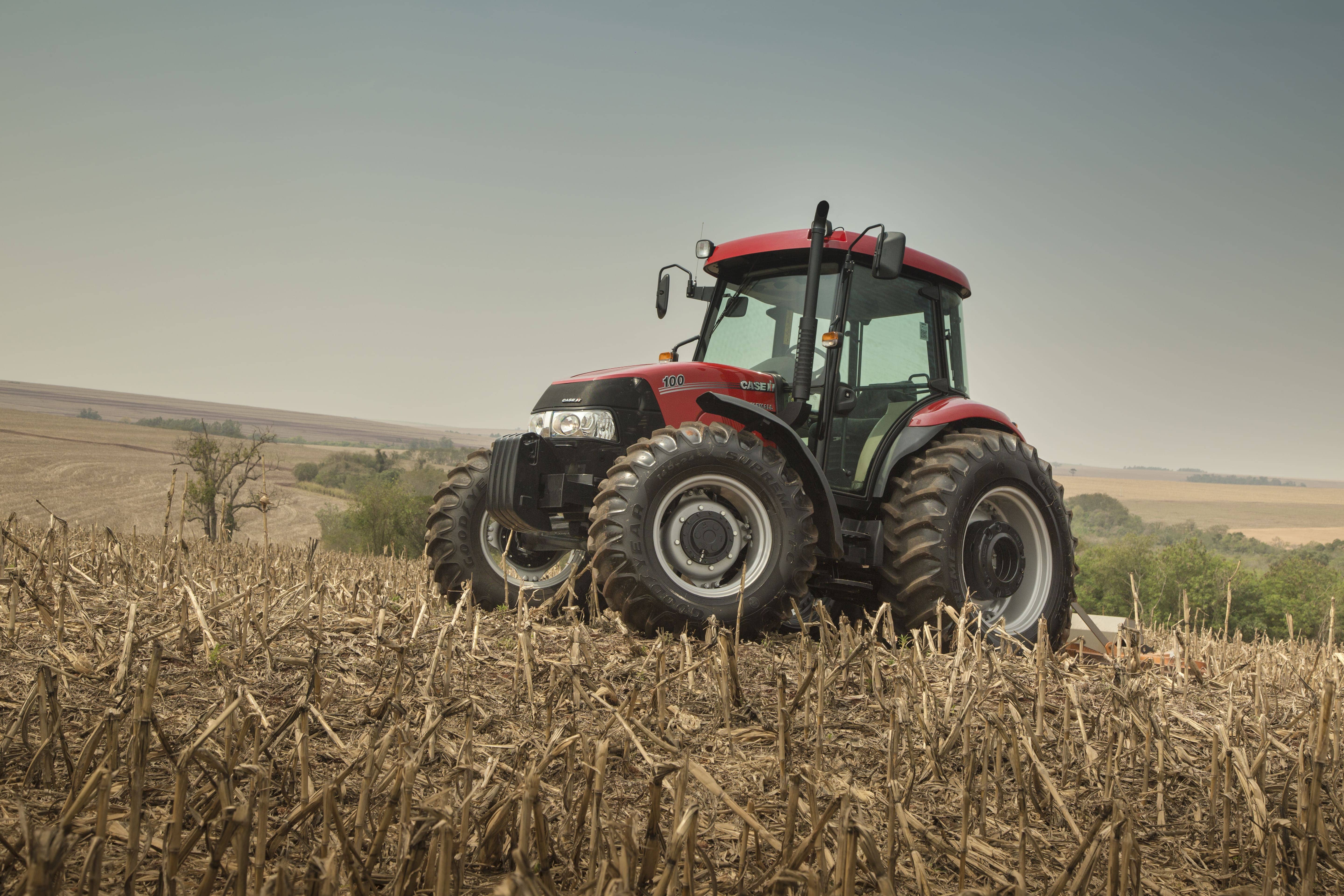 Tractor Farmall 100 CAB CASE IH: Potencia y maniobrabilidad para labores agrícolas