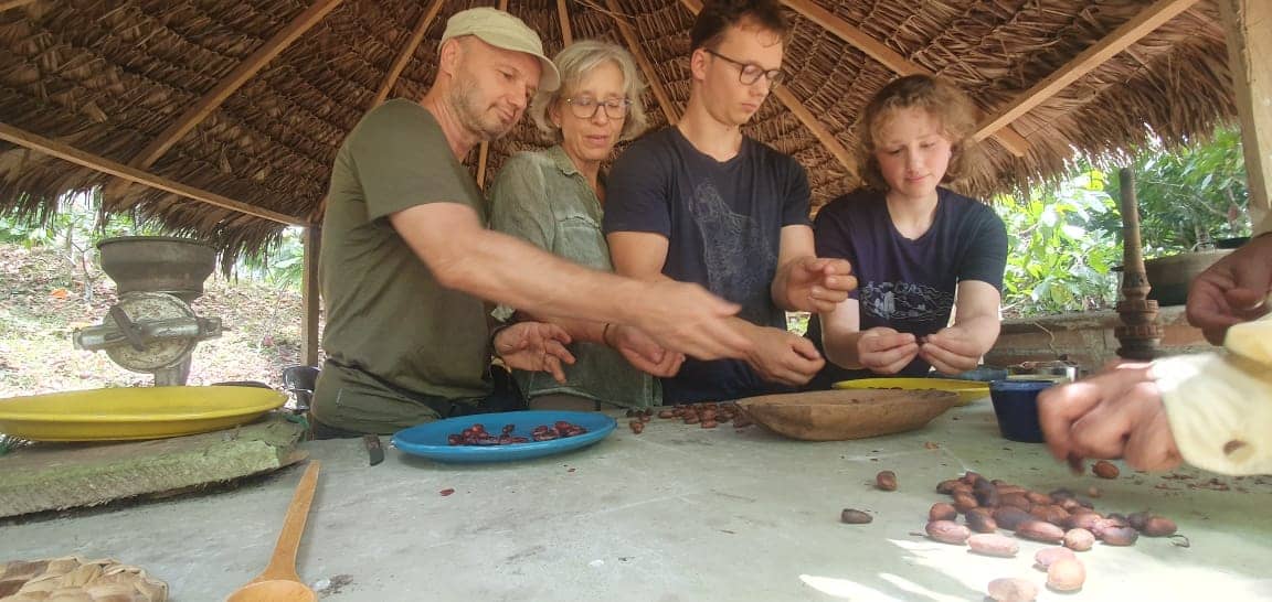 Descascarillando cacao después de tostar