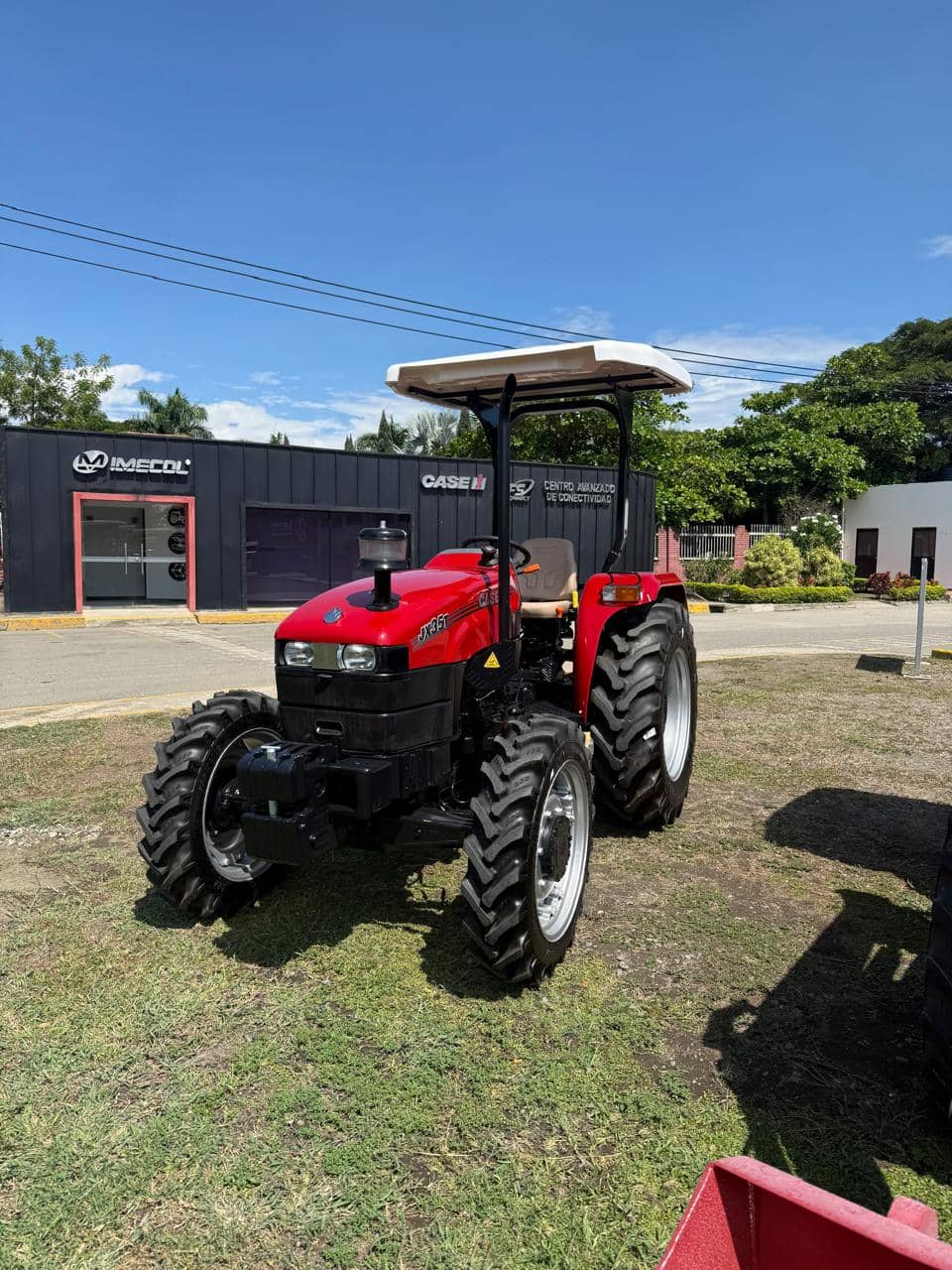 Tractor Farmall 35 JXT Case IH — tractor agrícola versátil para finca