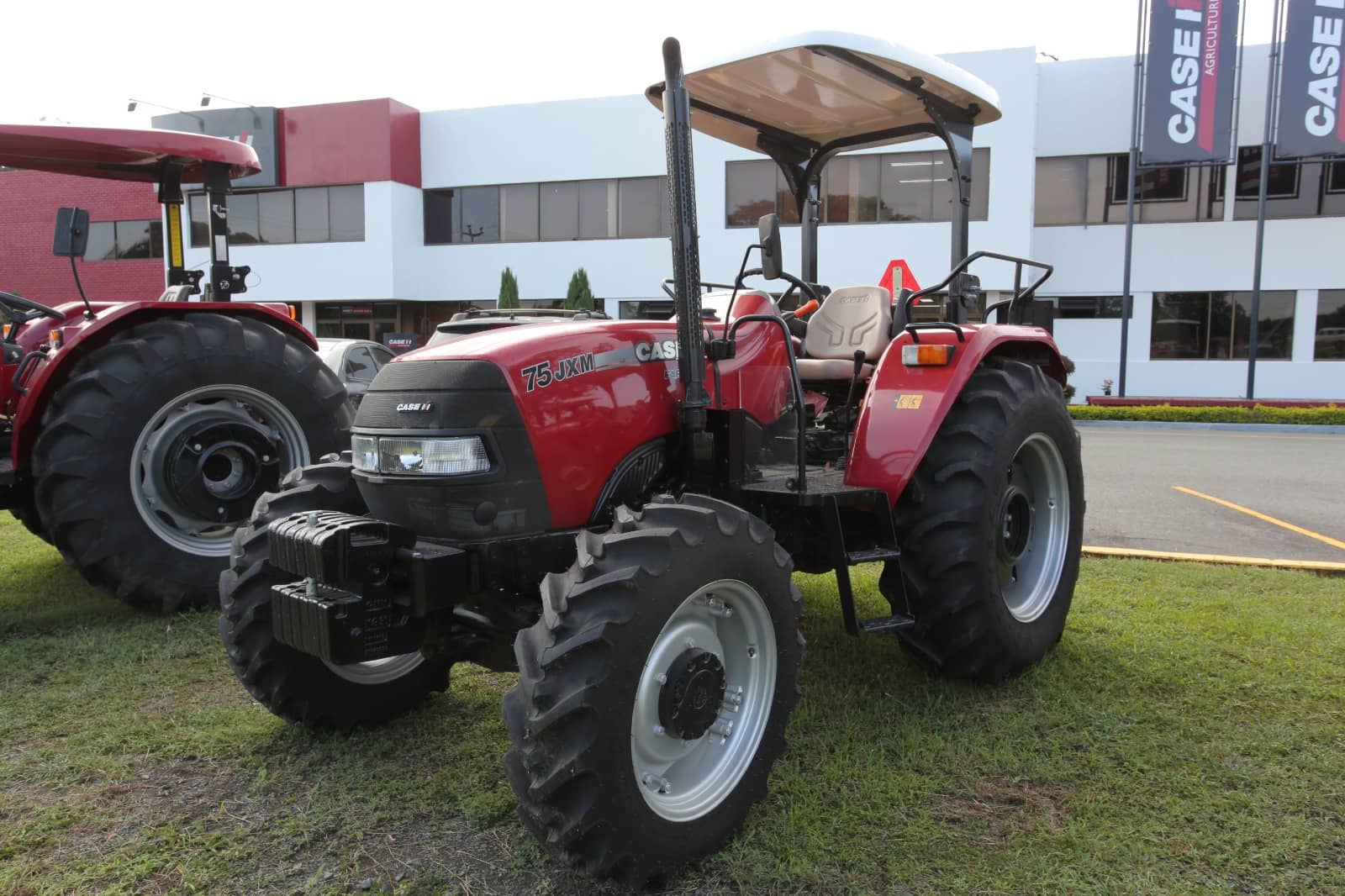 Tractor Farmall 75 JXM Case IH | Rendimiento y durabilidad
