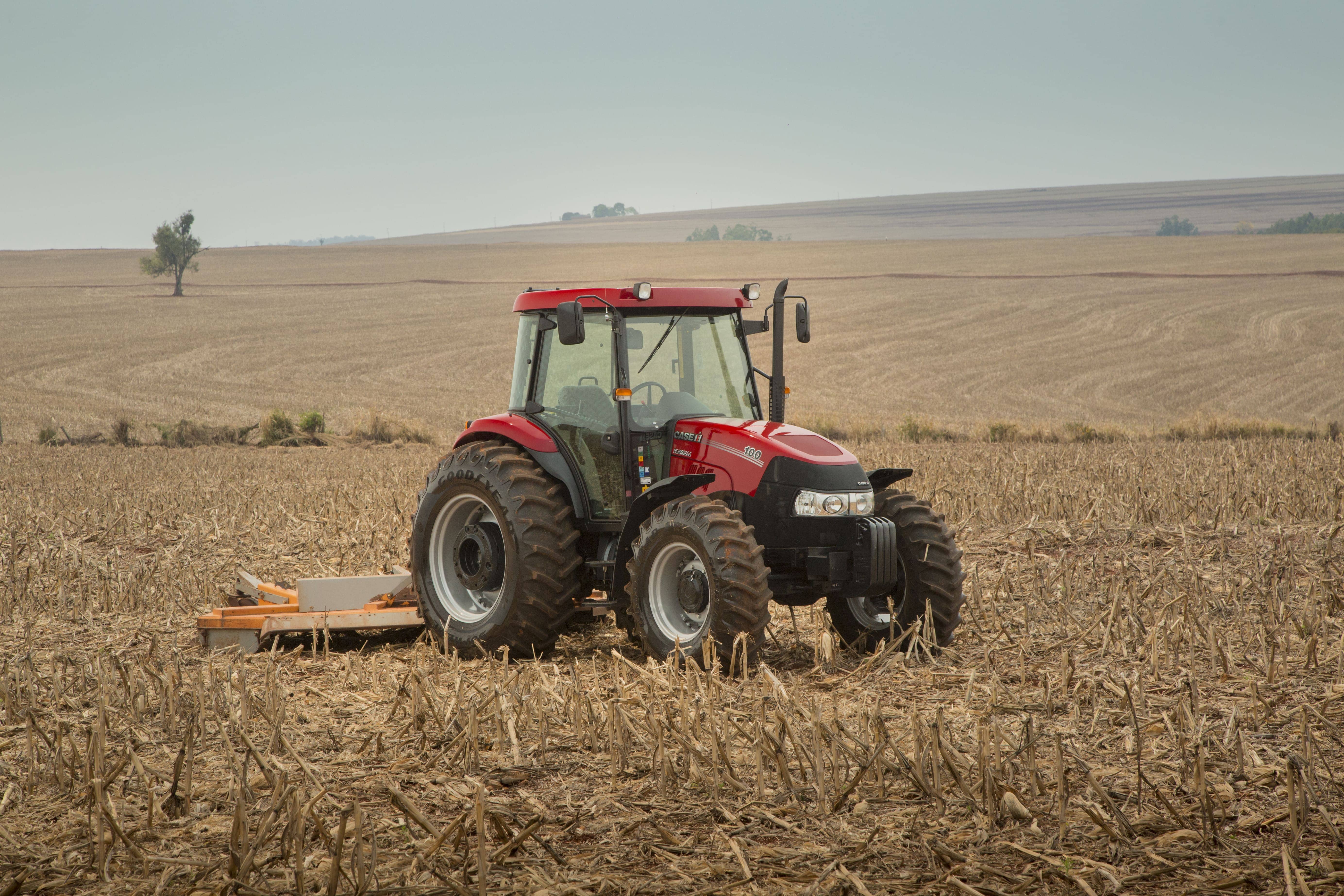Tractor Farmall 100 CAB CASE IH: Potencia y maniobrabilidad para labores agrícolas