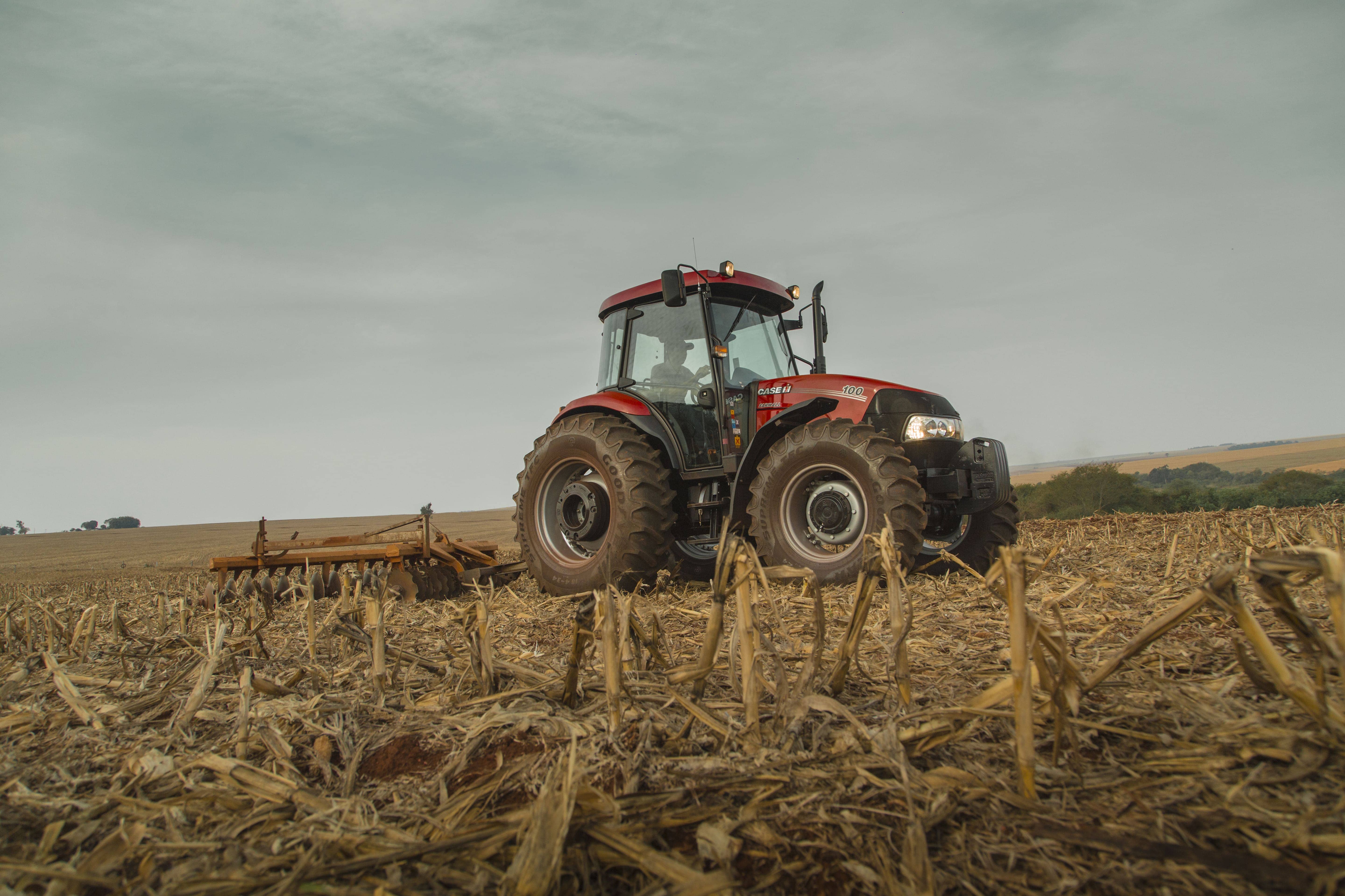 Tractor Farmall 100 CAB CASE IH: Potencia y maniobrabilidad para labores agrícolas