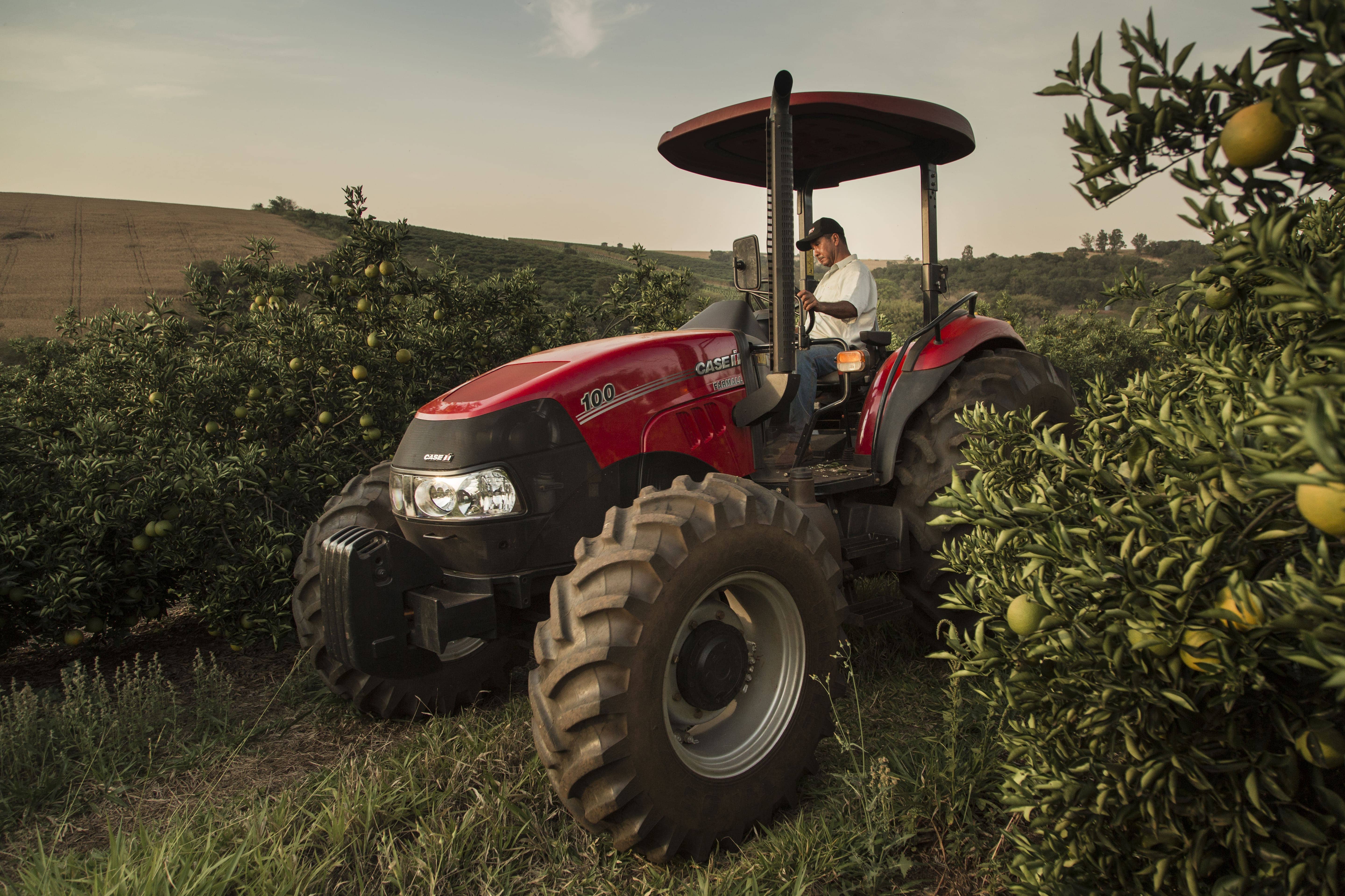 Tractor Farmall 100 ROPS con cargador Case IH