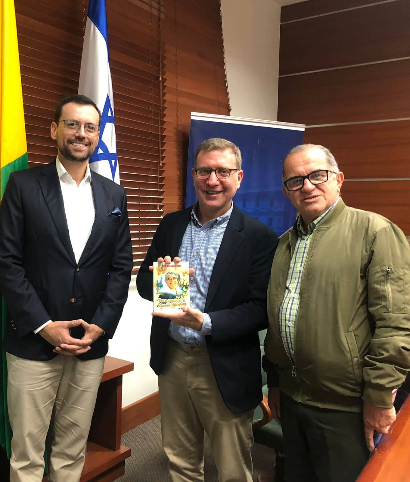 embajador-de-israel-em-colombia-christian-castro-recibio-como-regalo-del-gobernador-luis-carlos-velasquez-mi-libro-para-conocer-a-garcia-marquez..jpg