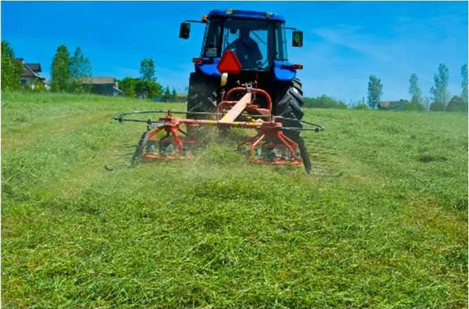 Hilerador/Volteador tipo Carrusel ETA Z-275 | Alta Eficiencia para Manejo de Forraje