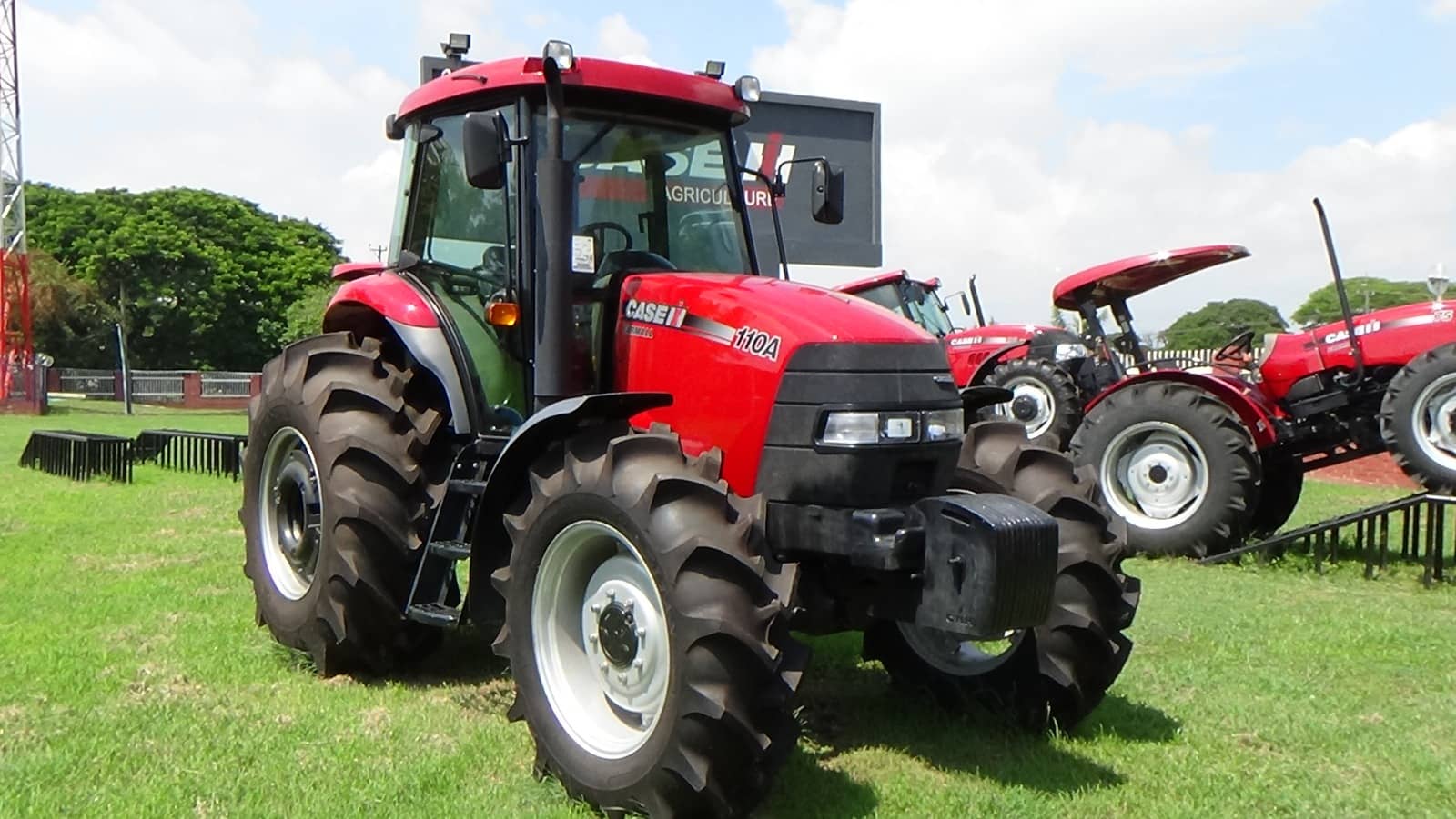 Tractor Farmall 110A con cabina Case IH para labores agrícolas