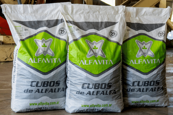 Alimento para equinos Cubos de Alfalfa x 25 kg - Alfavita