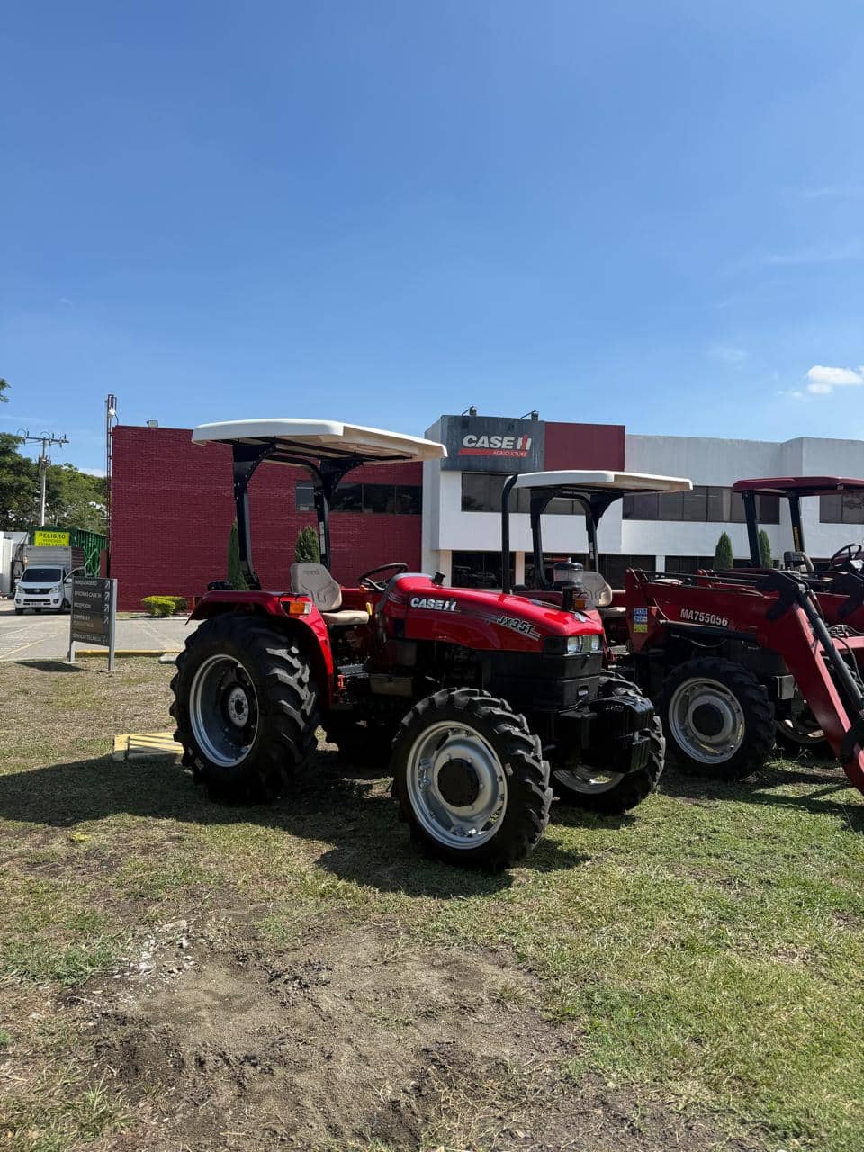Tractor Farmall 35 JXT Case IH — tractor agrícola versátil para finca