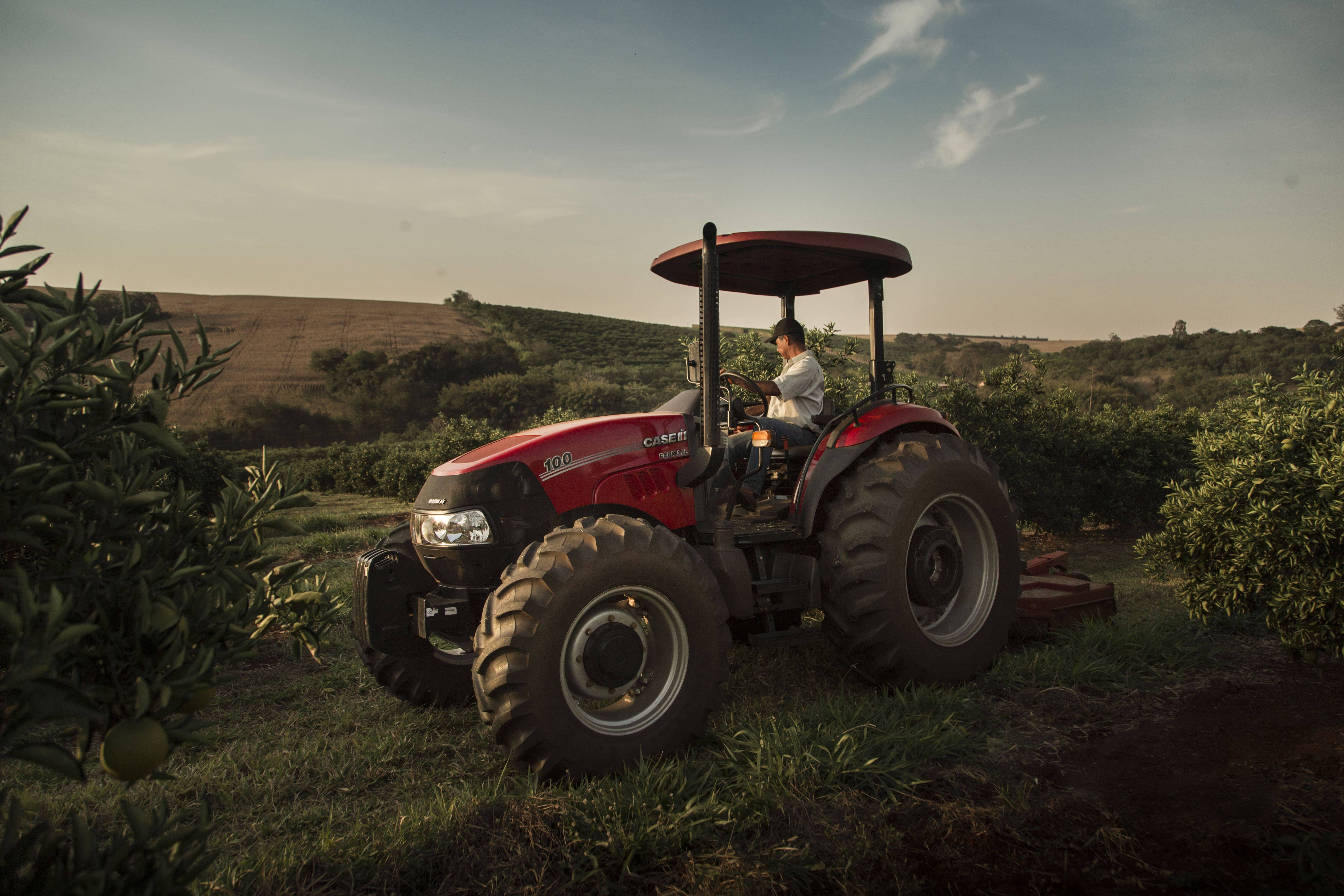 Tractor Farmall 100 ROPS con cargador Case IH