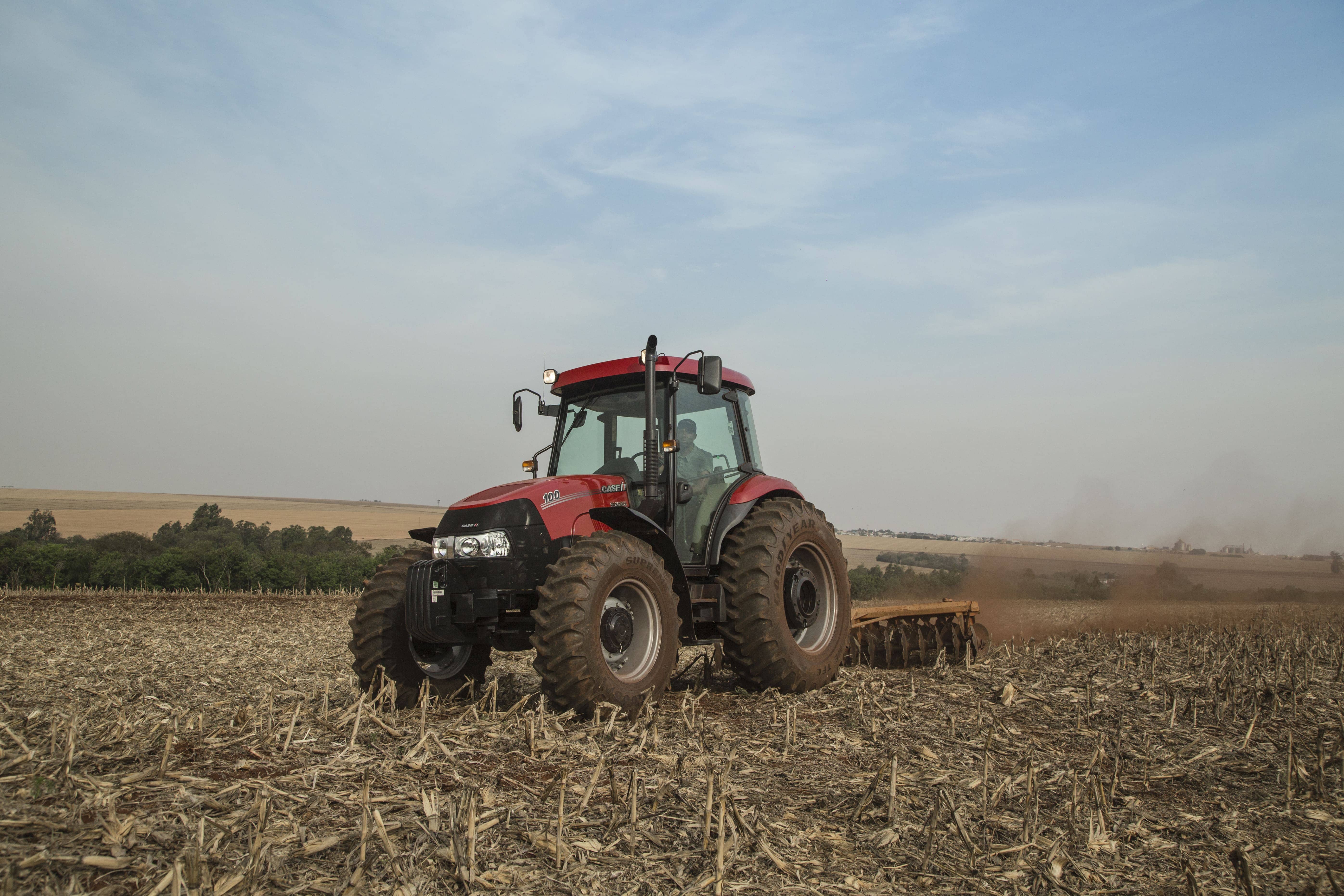 Tractor Farmall 100 CAB CASE IH: Potencia y maniobrabilidad para labores agrícolas