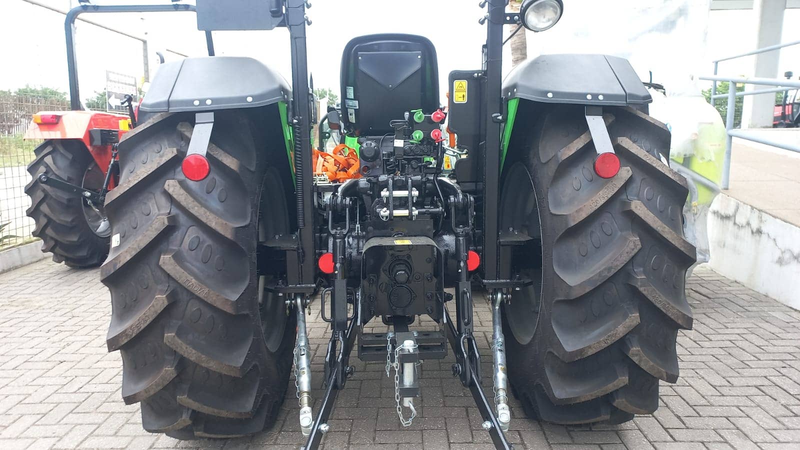 Combo Tractor Agrícola Marca Deutz Fahr - Modelo AGROLUX 410 + Cosechadora NEW PECUS - NOGUEIRA