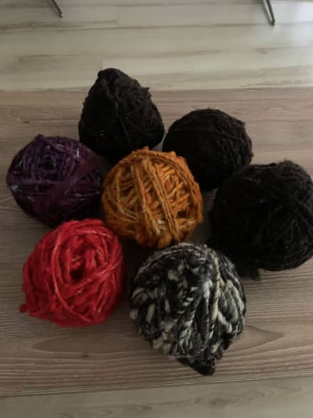 Madeja de Lana Color (Negro, Mono u otros tonos naturales) (500 g): $80.000