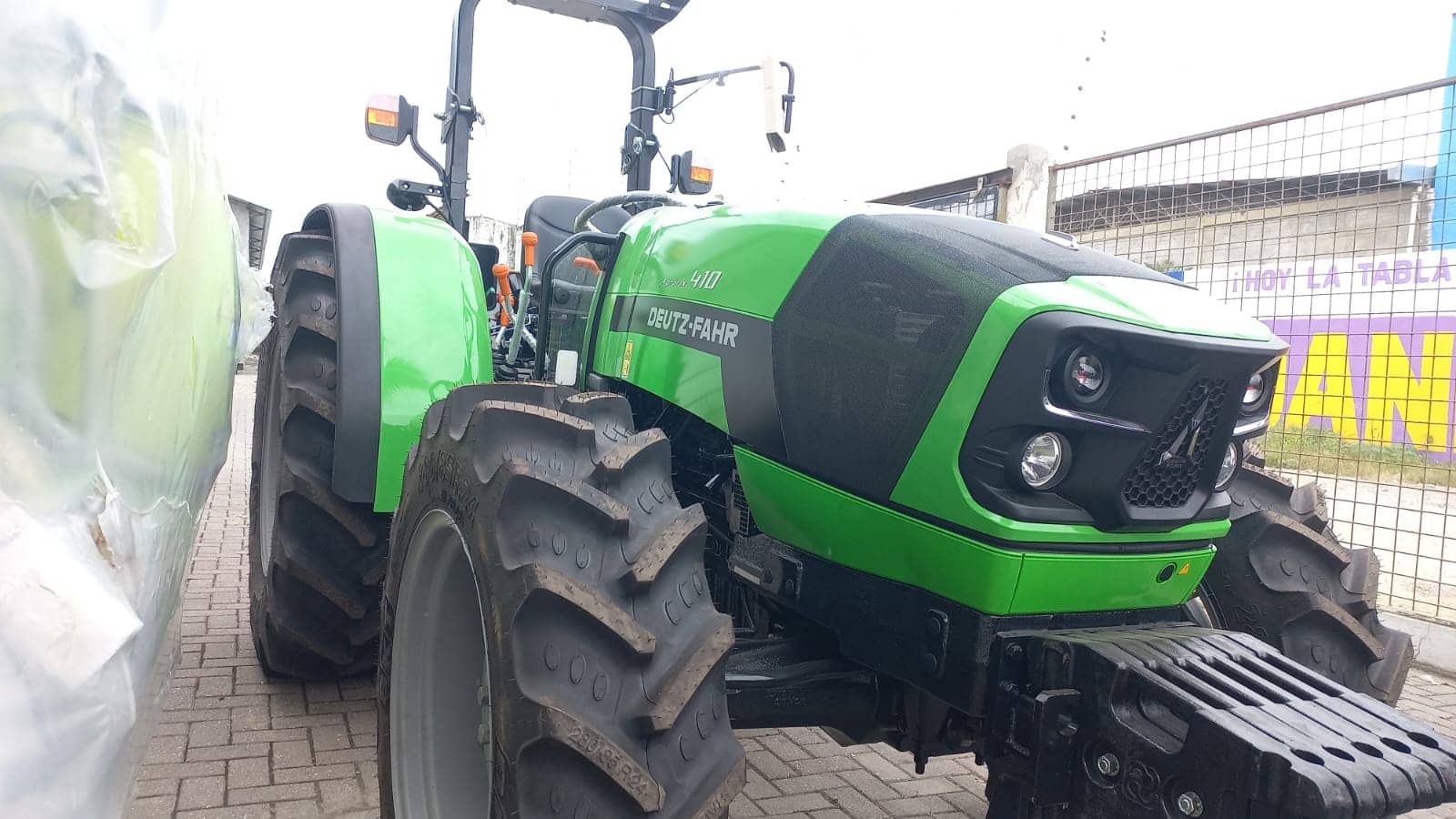 Combo Tractor Agrícola Marca Deutz Fahr - Modelo AGROLUX 410 + Cosechadora NEW PECUS - NOGUEIRA